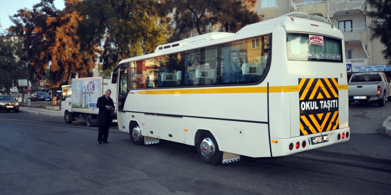 OKUL SERVİS ARACI ŞOFÖRLERİNDE EN AZ 26 OLAN YAŞ SINIRI 22'YE İNDİRİLDİ