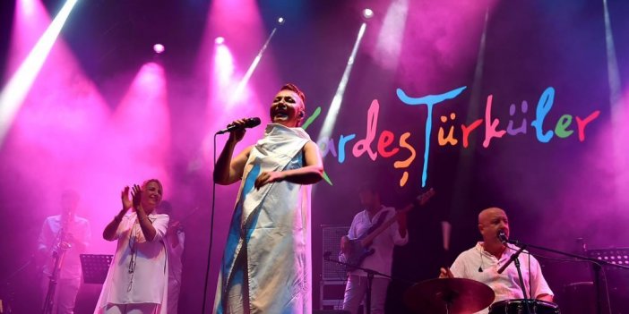 "KARDEŞ TÜRKÜLER", DÜNYA BARIŞ GÜNÜ’NDE BEŞİKTAŞ’TA SAHNE ALDI