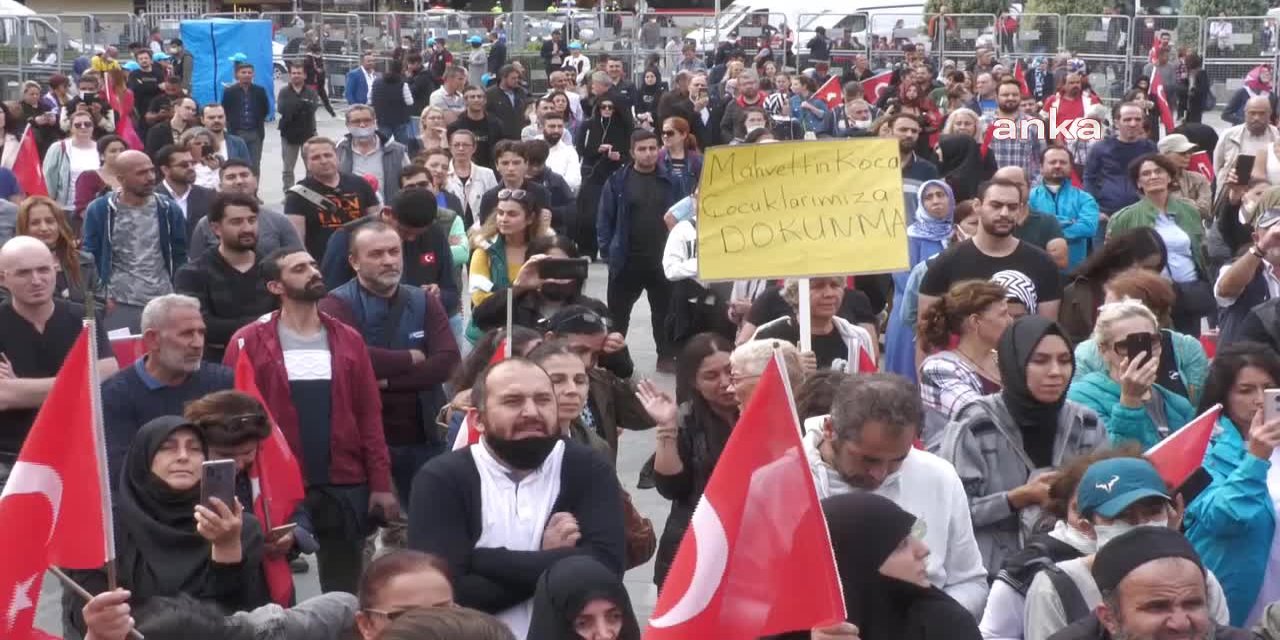 İSTANBUL'DA MİTİNG DÜZENLEYEN AŞI KARŞITLARIYLA İLGİLİ SUÇ DUYURUSU