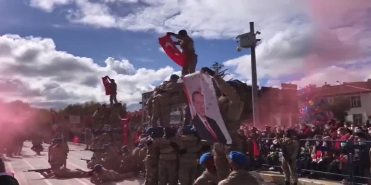 CHP’Lİ BALTACI: “PARTİLİ CUMHURBAŞKANI’NIN POSTERİNİN ŞOV İÇİN ASKERLERİMİZİN ELİNE TUTUŞTURULMASI HADSİZLİKTİR”