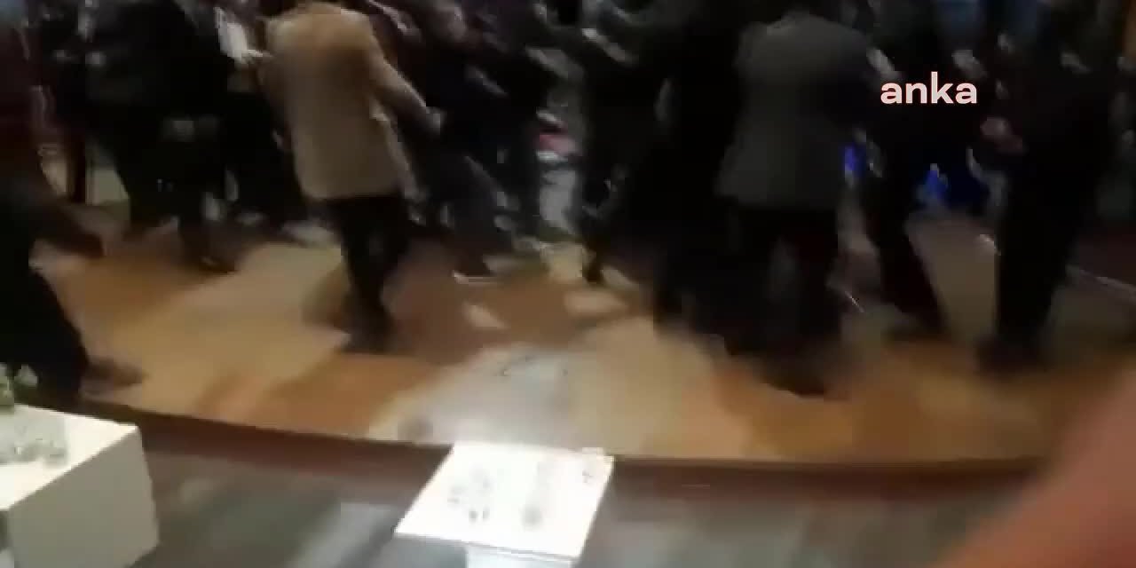 AHMET KUTALMIŞ TÜRKEŞ’TEN AĞABEYİ TUĞRUL TÜRKEŞ’E TEPKİ: "ANILAN KİŞİ SENİN BABAN, EN AZINDAN KINAMASI LAZIM"