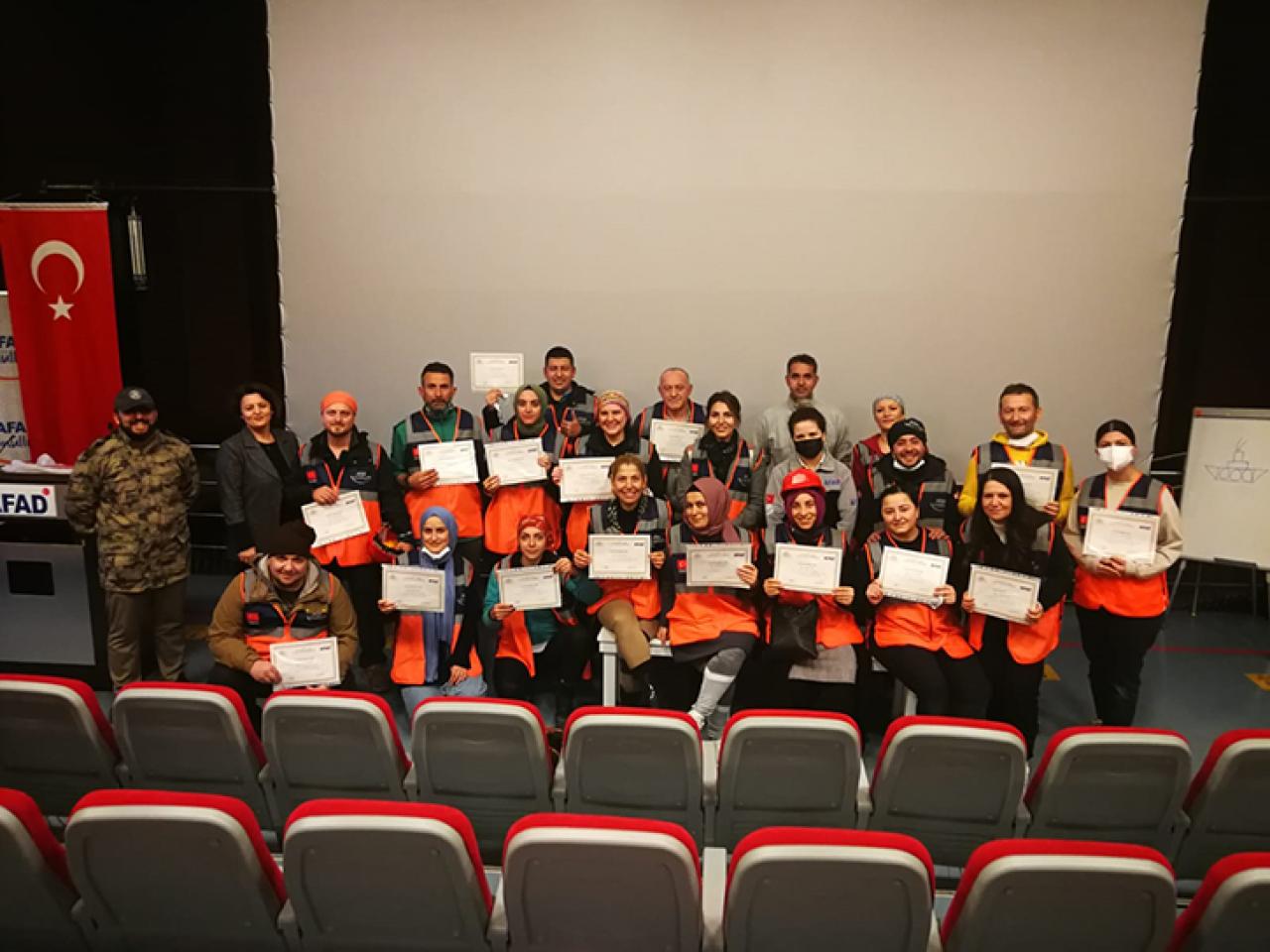 KAĞITHANELİ AFAD GÖNÜLLÜLERİ SERTİFİKALARINI ALDI