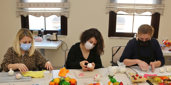 KADINLAR, KÜÇÜKÇEKMECE BELEDİYESİ EŞİTLİK MERKEZİ’NDE HEM ÜRETİYOR HEM PARA KAZANIYOR