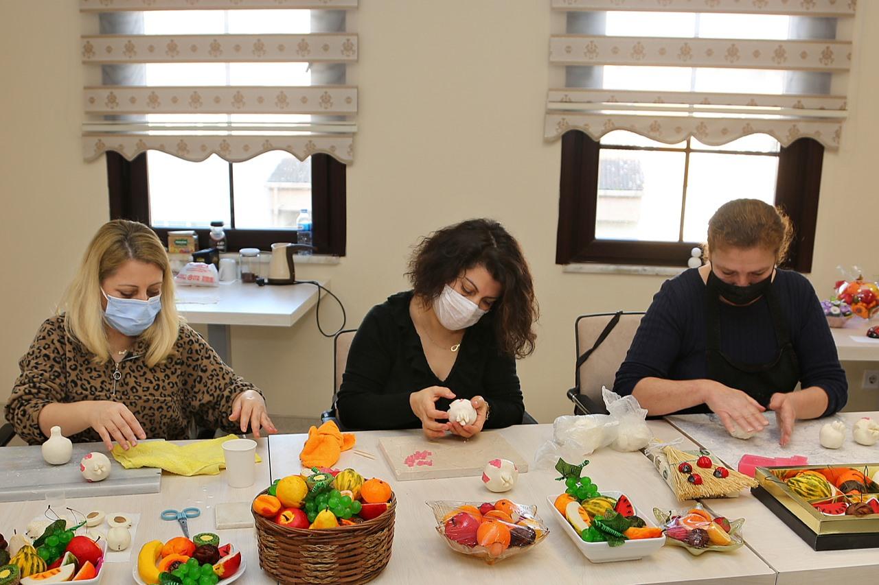 KADINLAR EŞİTLİK MERKEZİ’NDE HEM ÜRETİYOR HEM PARA KAZANIYOR