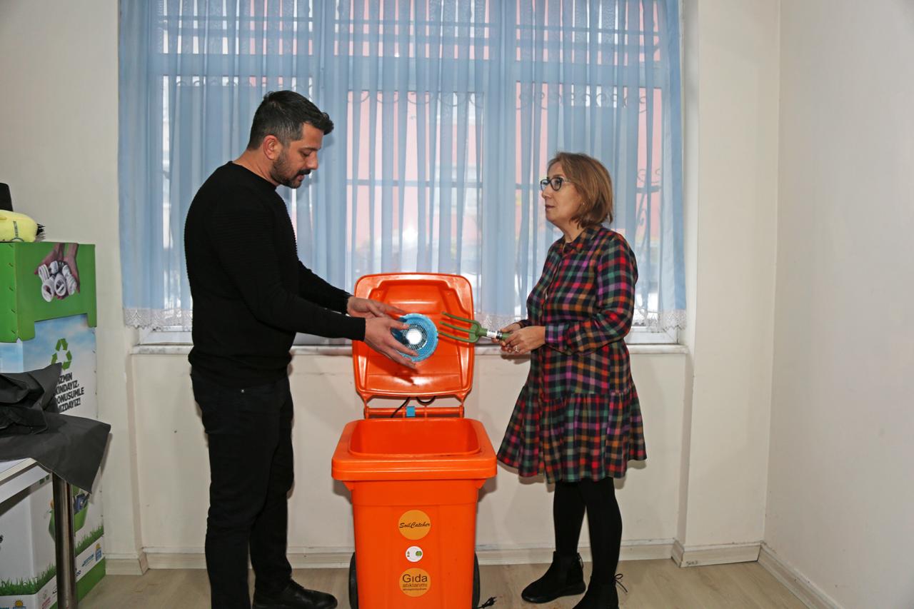 ÖRNEK MAHALLESİ’NDE ATIKLAR DÖNÜŞÜYOR