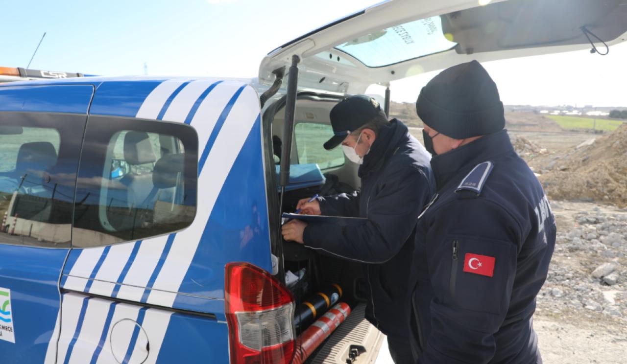 Yol üzerine park eden onlarca tır kaza riski yaratıyor