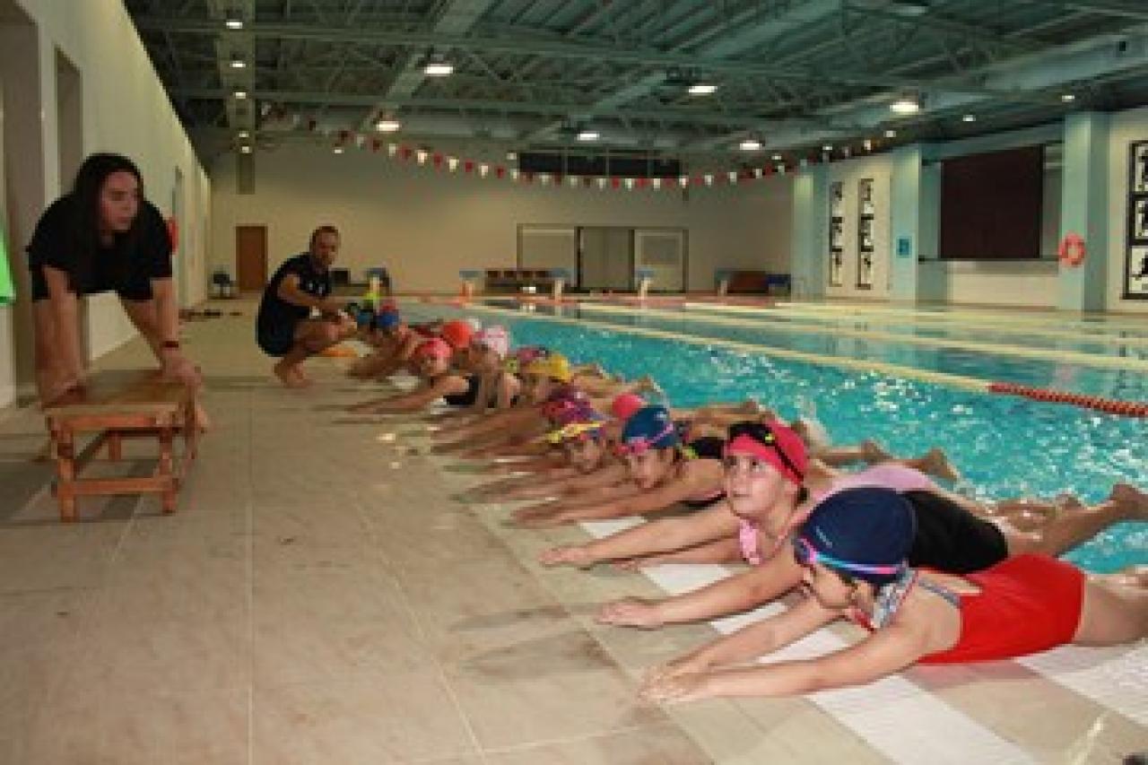 Maltepeli çocuklara yüzme kursu