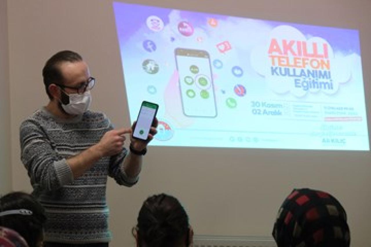 Maltepeli kadınlara 'KADES'  ve akıllı telefon semineri 