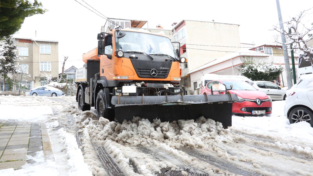 ATAŞEHİR’DE KARLA MÜCADELE EKİPLERİ 7/24 GÖREV BAŞINDA