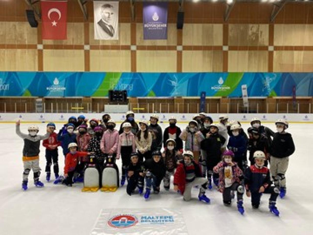 Maltepeli çocukların buz pateni keyfi