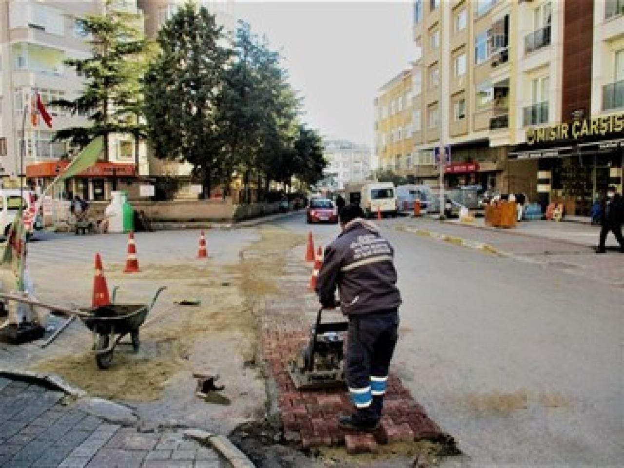Fen işleri ekipleri kar demeden çalıştı