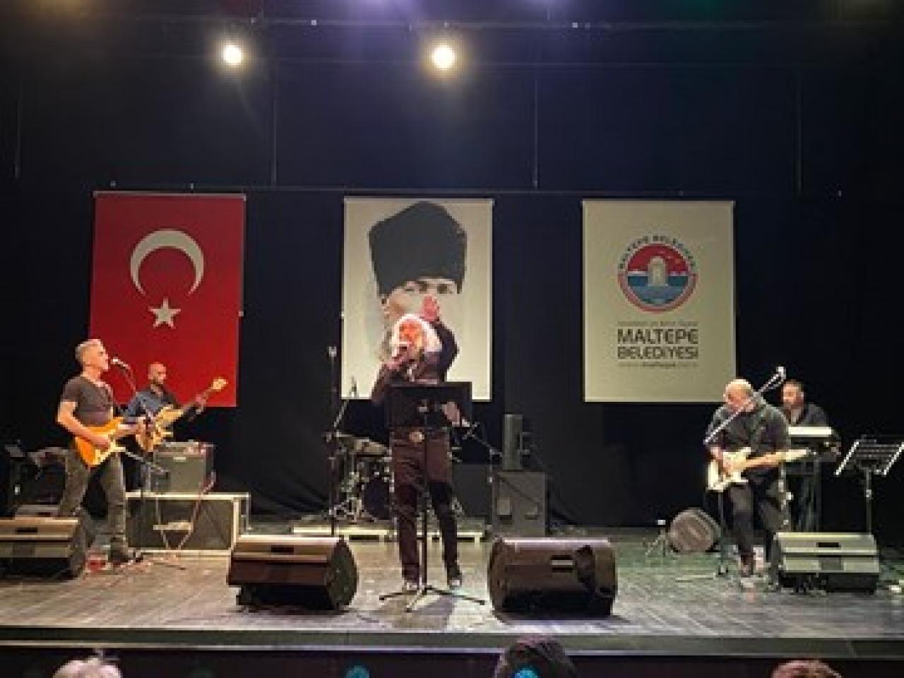 Barış Manço ve Cem Karaca anısına muhteşem konser