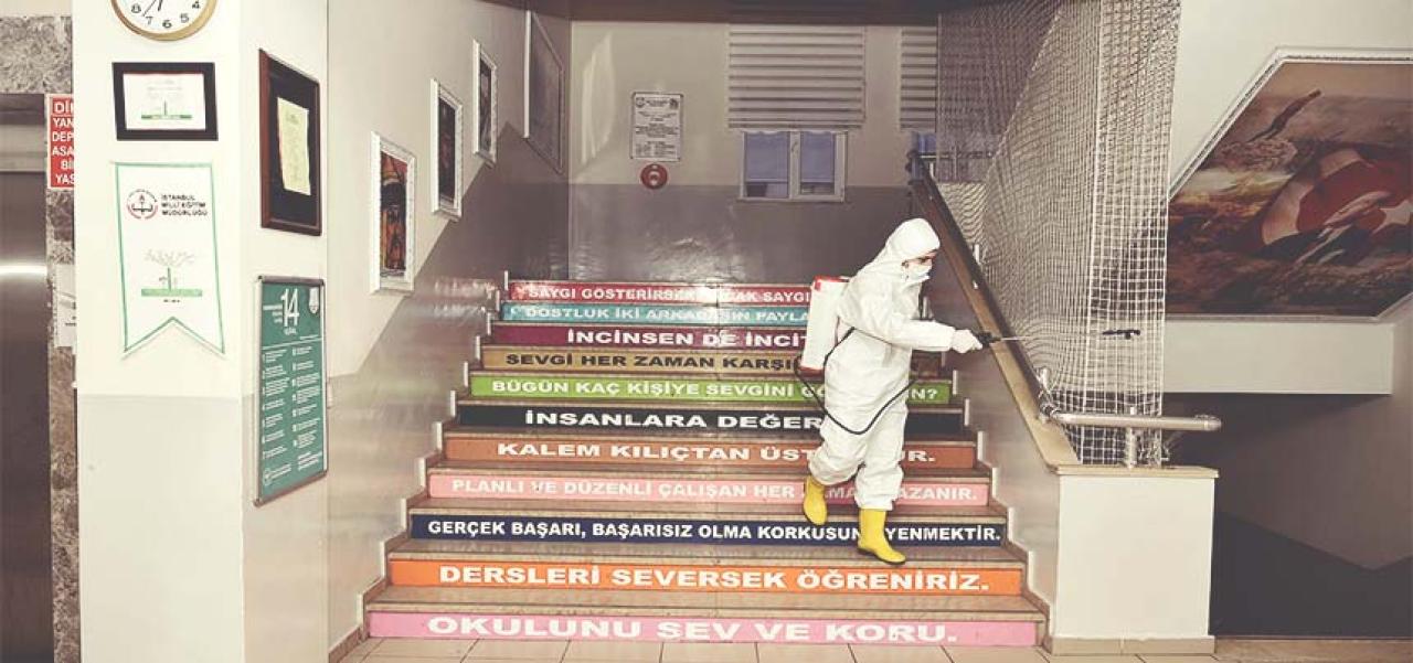 OKULLARDAKİ DEZENFEKSİYON ÇALIŞMALARI TİTİZLİKLE YÜRÜTÜLÜYOR