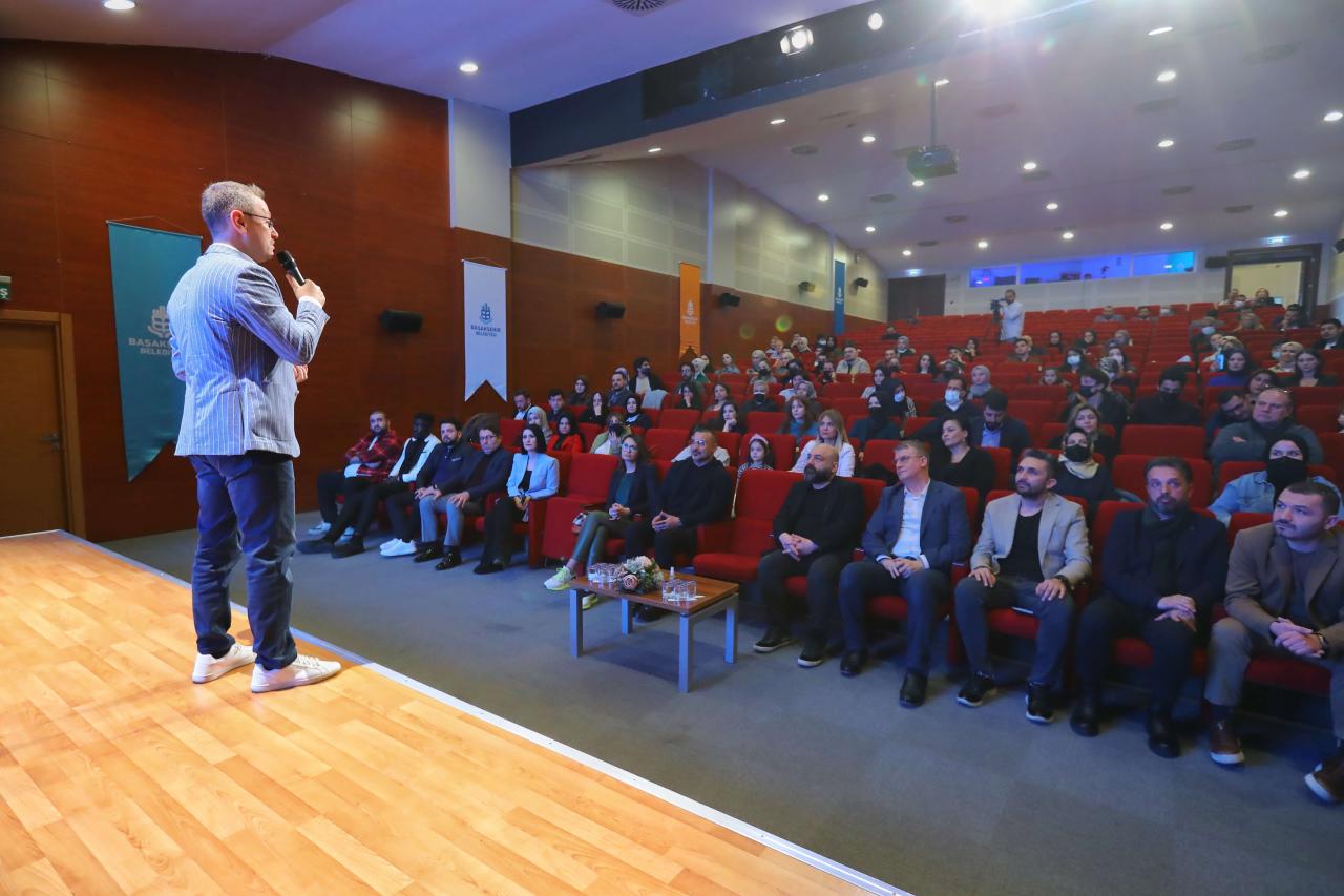 BAŞAKŞEHİR YENİ MEDYA AKADEMİ’DE DÖRT DÖRTLÜK MEZUNİYET COŞKUSU