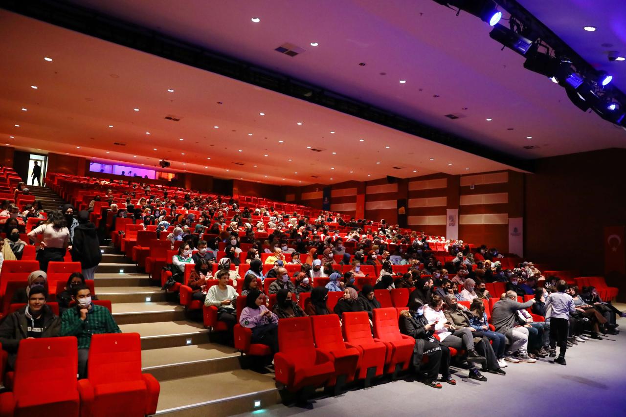 TİYATRO GECESİNDE BAŞAKŞEHİRLİLER KAHKAHALARA BOĞULDU