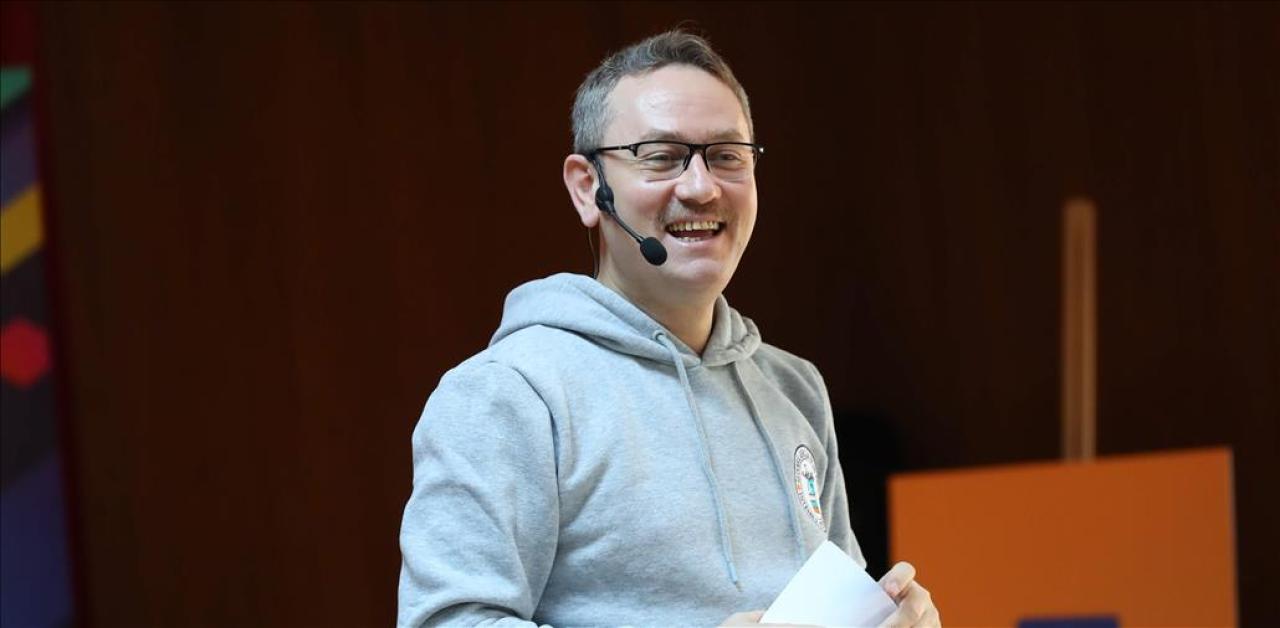 BAŞKAN KARTOĞLU’NDAN GENÇLERE BATERİ SÖZÜ