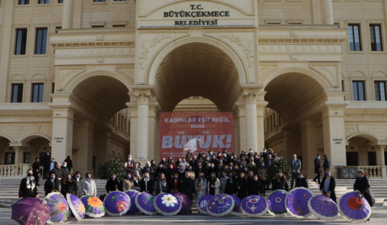 Kadınlar şiddet sağınağına karşı şemsiye açtı!