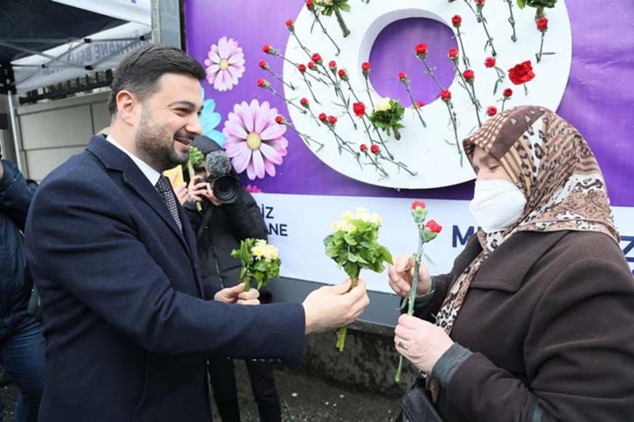 8 MART'TA BILLBOARDLAR ÇİÇEK AÇTI