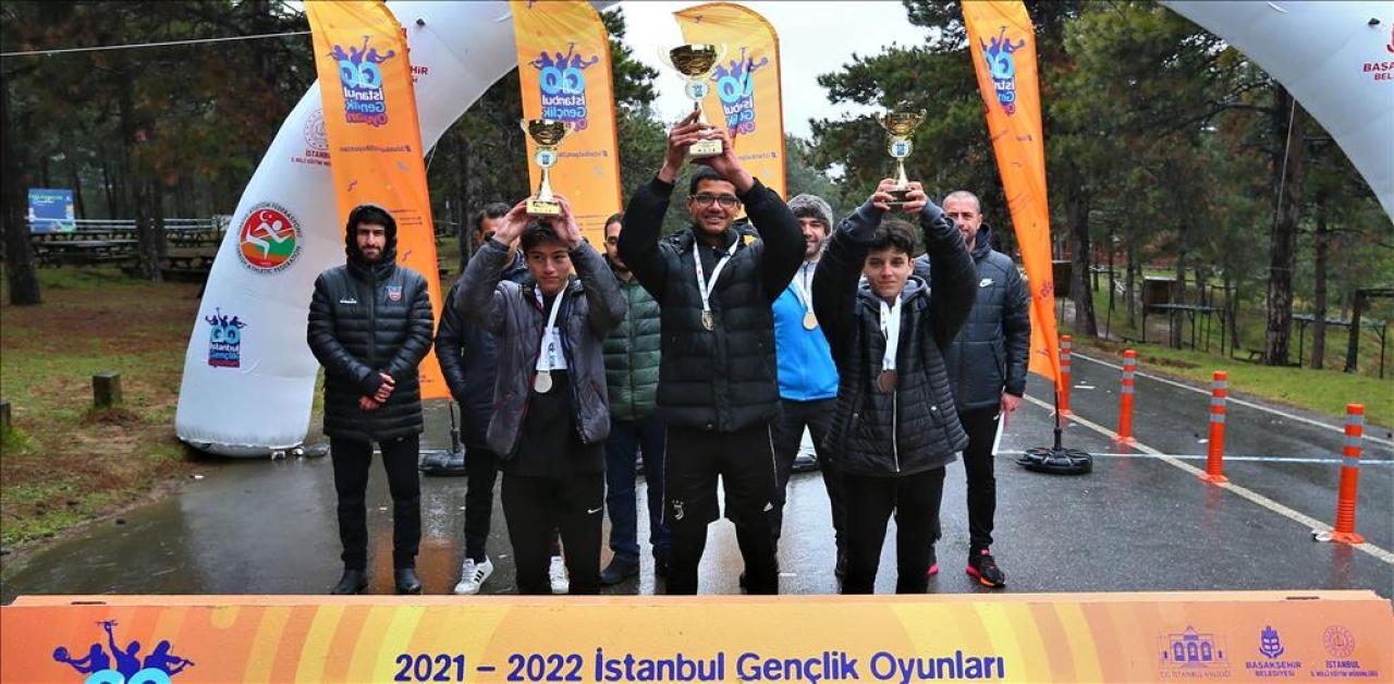 BAŞAKŞEHİRLİ GENÇLER YAĞMURA ALDIRMADAN KOŞTU