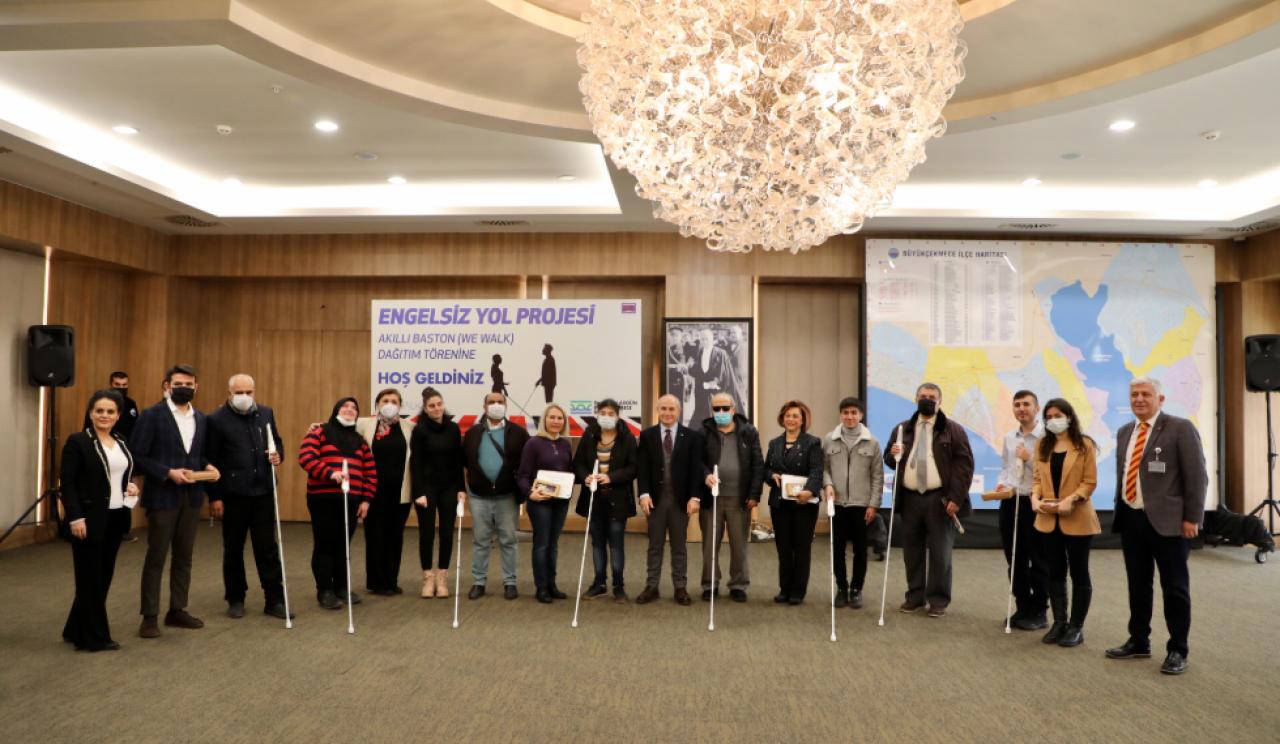 Görme engelli vatandaşlara “akıllı baston” hediye edildi