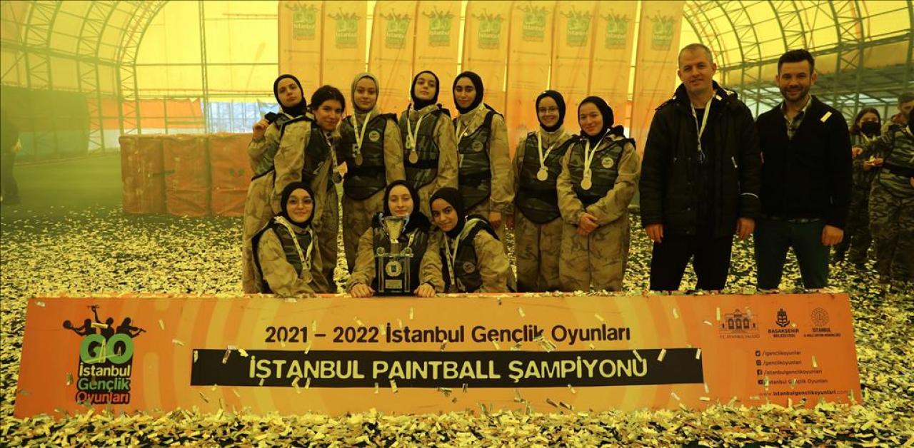 İSTANBUL GENÇLİK OYUNLARI’NDA İLK ŞAMPİYON KUPAYI KALDIRDI