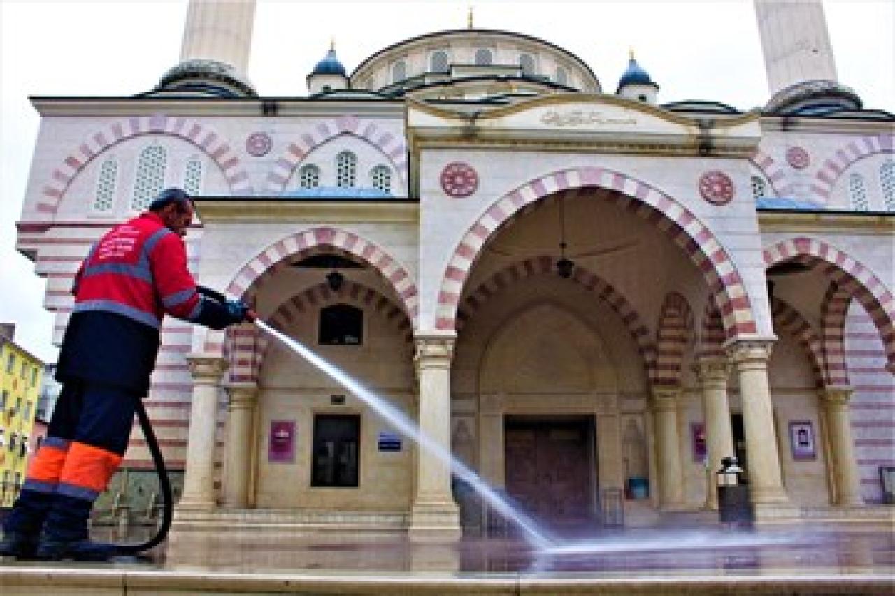 Maltepe’nin ibadethanelerinde temizlik sürüyor