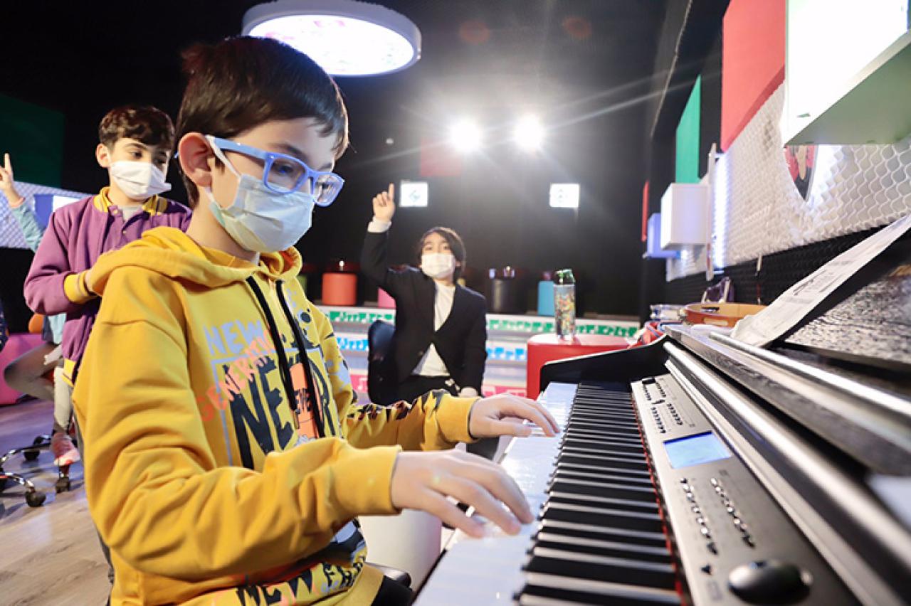 KİMİSİ YEMEK YAPIYOR, KİMİSİ ROBOT PROGRAMLIYOR