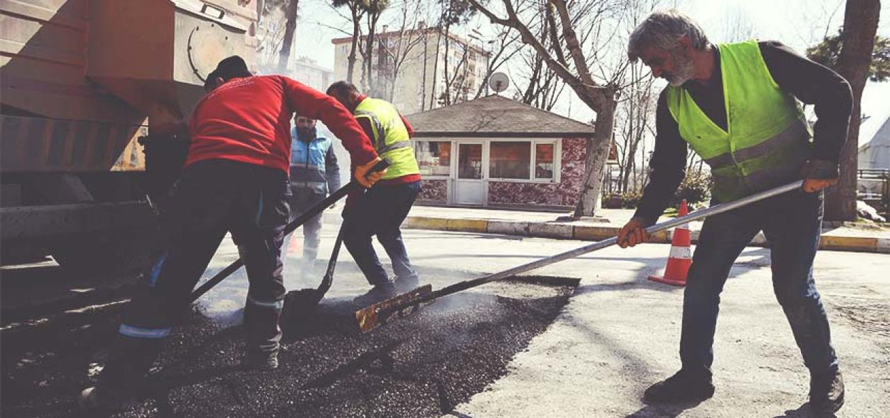 BEYLİKDÜZÜ’NDE KAR YAĞIŞINDAN ZARAR GÖREN YOLLAR ONARILIYOR