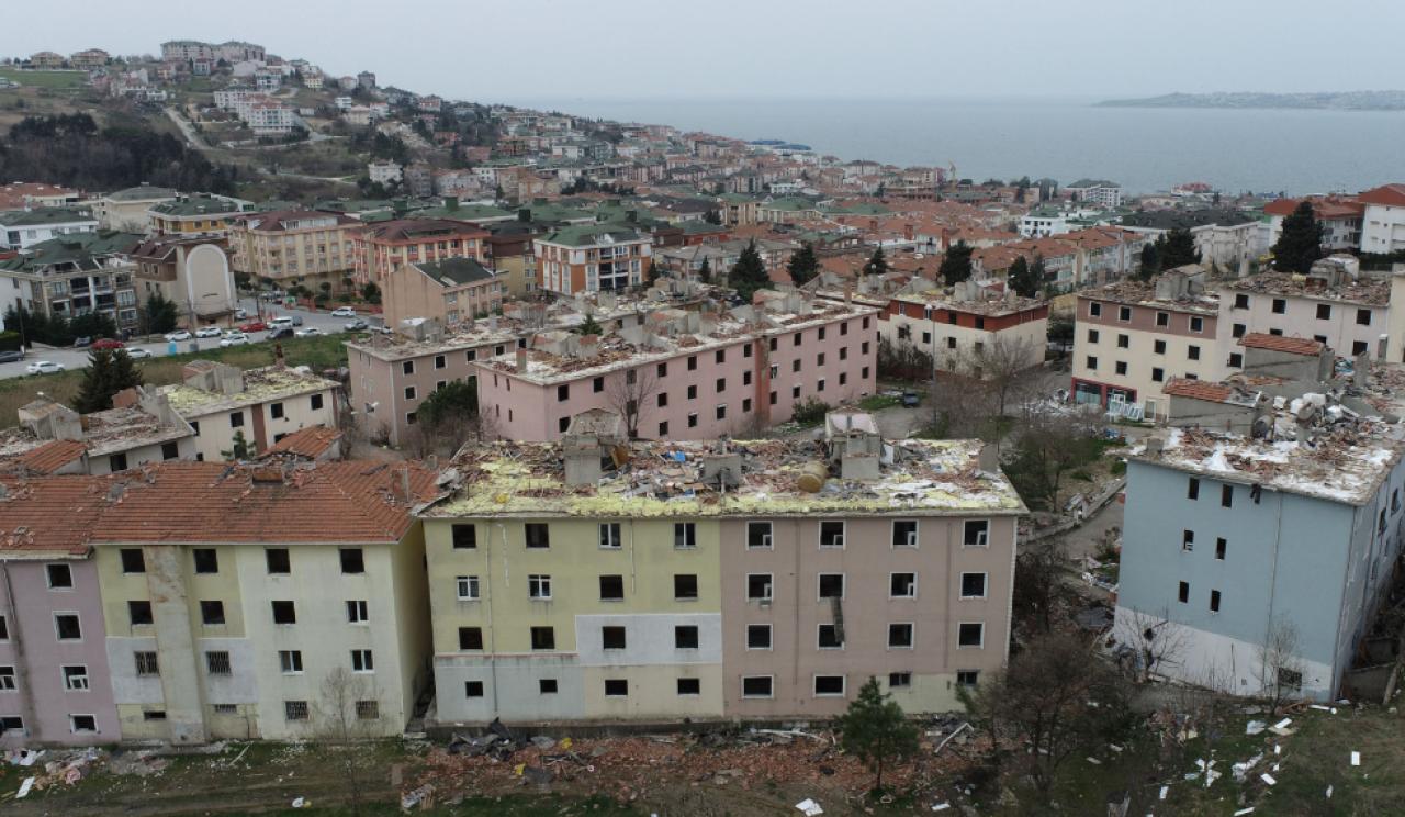 Deprem riski taşıyan 250 daire aynı gün yıkıldı
