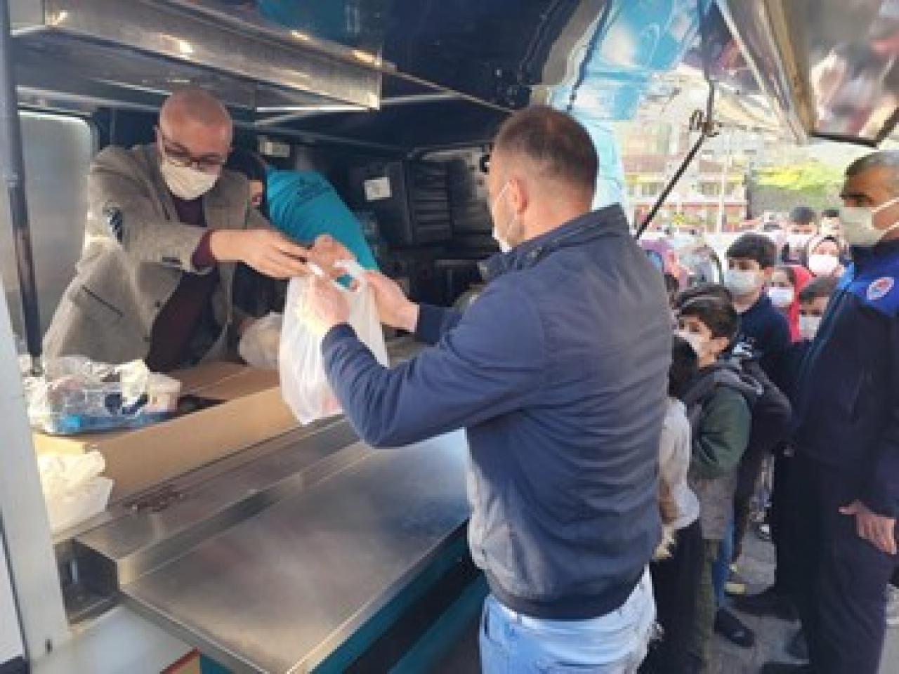 Maltepe’nin sevgi sofraları yürekleri ısıttı