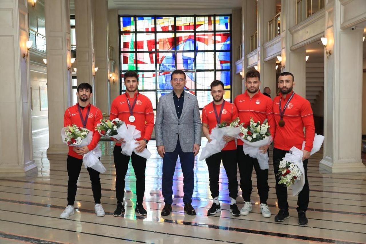 ŞAMPİYONLARI AĞIRLAYAN BAŞKAN İMAMOĞLU: TEK BAŞINA GÜREŞ OLİMPİYAT ŞEHRİ OLMAMIZA YETMEZ