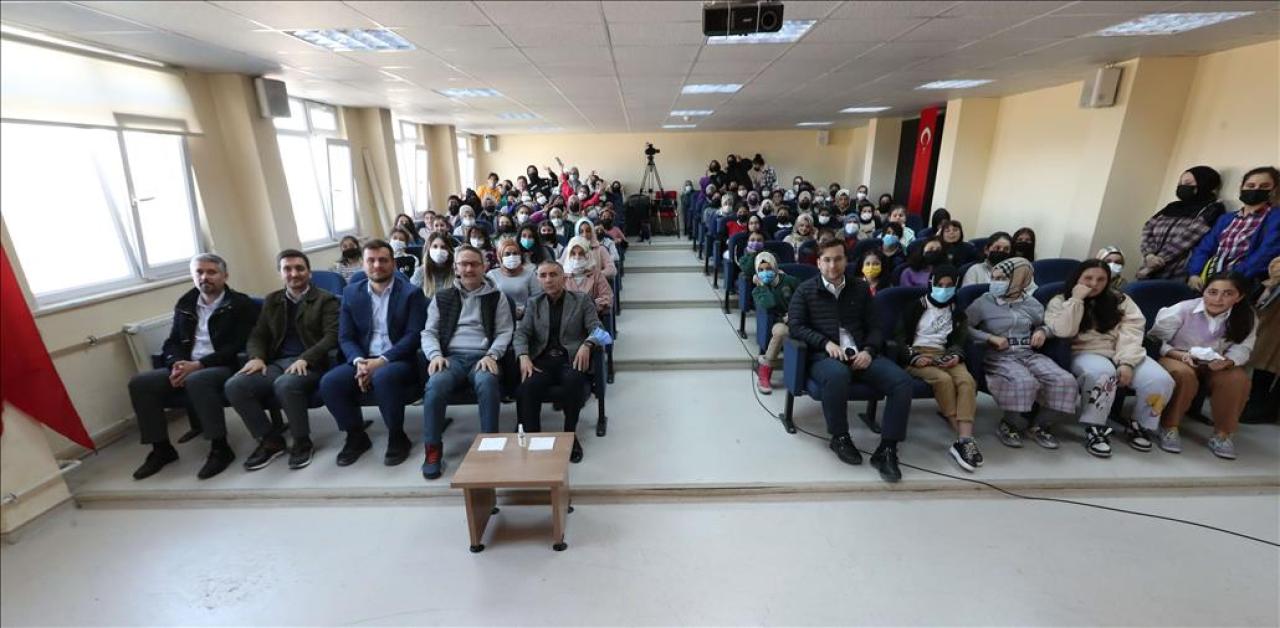 BAŞKAN KARTOĞLU ÇOCUKLARLA ŞARKILAR SÖYLEDİ