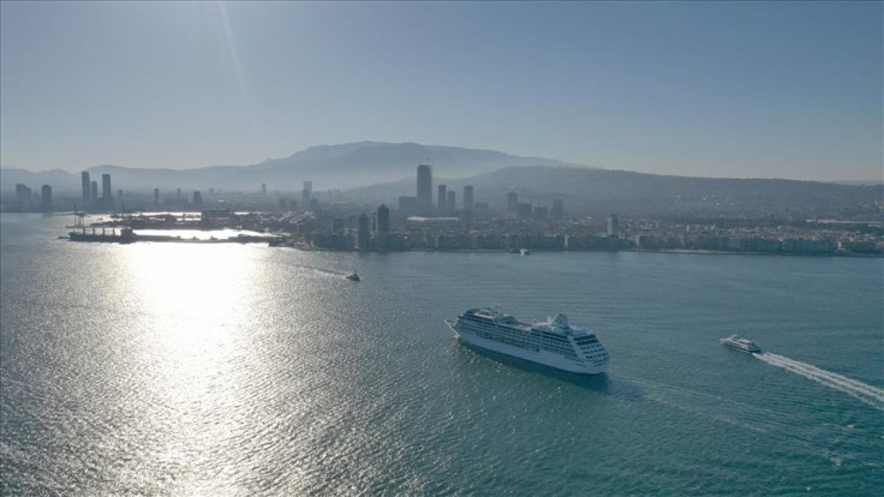 Başkan Soyer 6 yıl aradan sonra İzmir’e gelen ilk kruvaziyeri karşıladı