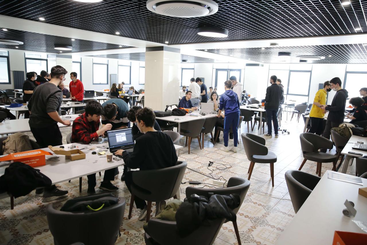 BAŞAKŞEHİRLİ GENÇLER GELECEĞİN ROBOTLARINI TASARLIYOR