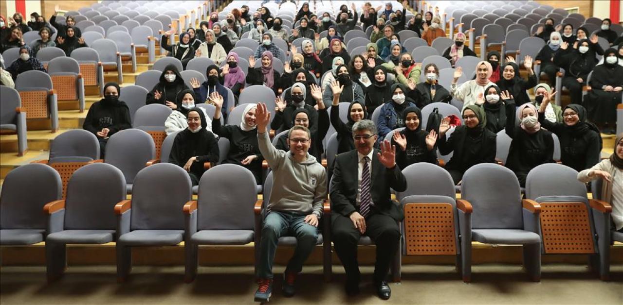 BAŞKAN KARTOĞLU ENERJİSİNİ BAŞAKŞEHİRLİ GENÇLERDEN ALIYOR