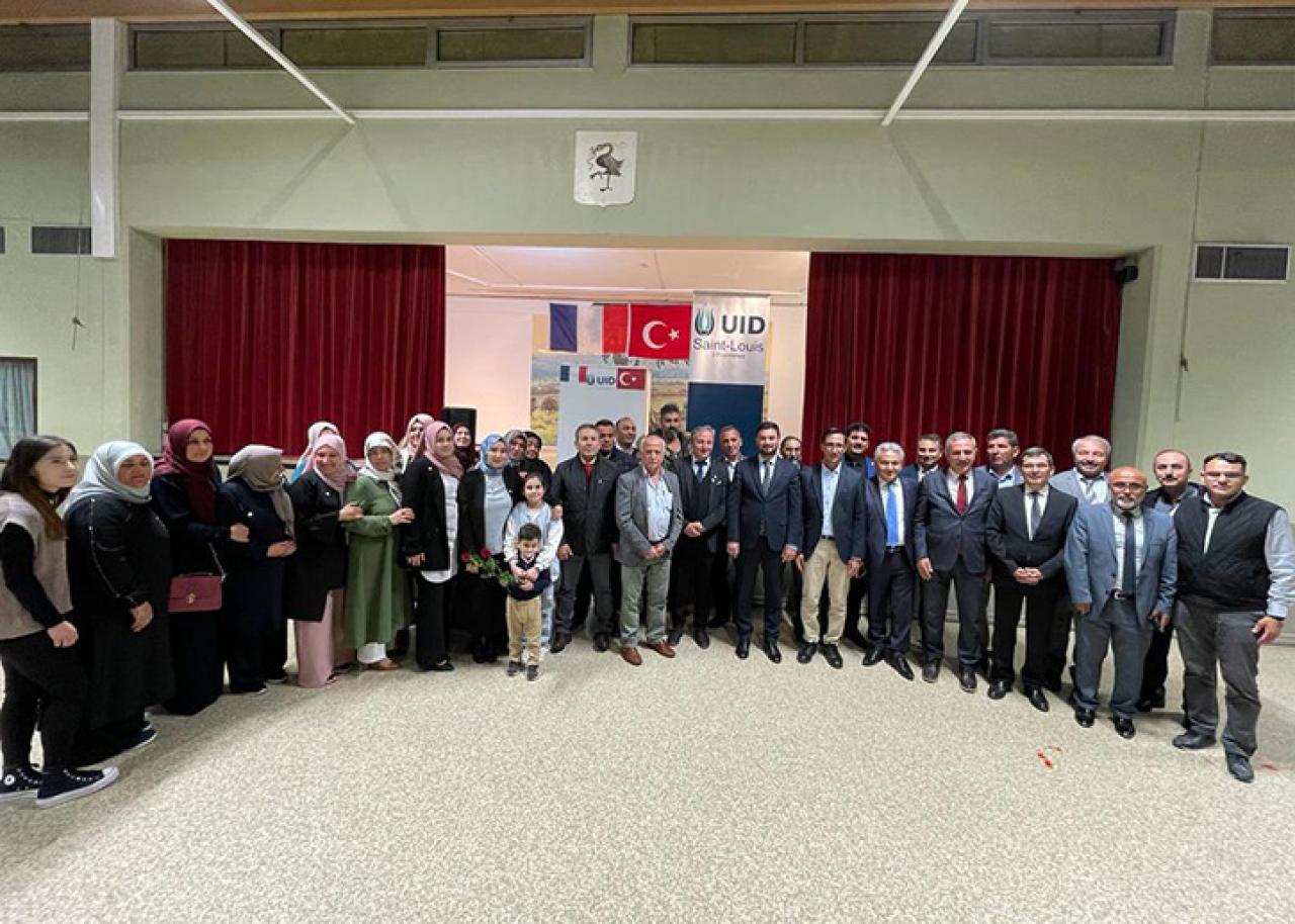 BAŞKAN ÖZTEKİN FRANSA'DAKİ TÜRKLERLE BİR ARAYA GELDİ