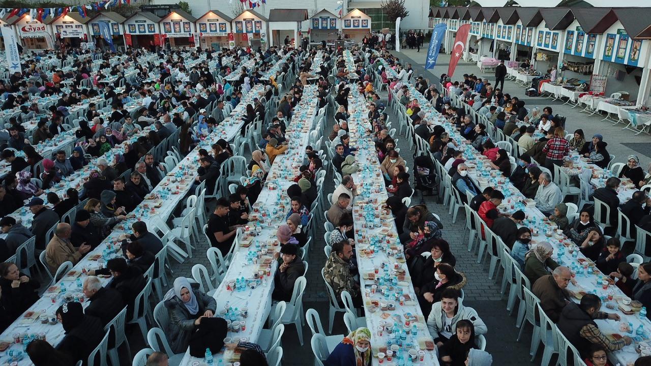 KADİR GECESİ’NDE BİNLERCE KÜÇÜKÇEKMECELİ AYNI SOFRADA BULUŞTU