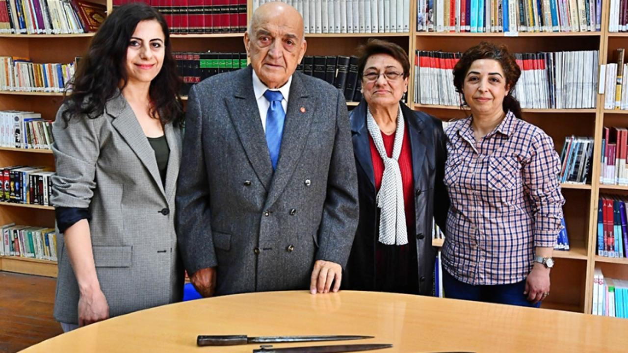 İzmirliler 100. Yıl Anı Evi için sandıkları açtı