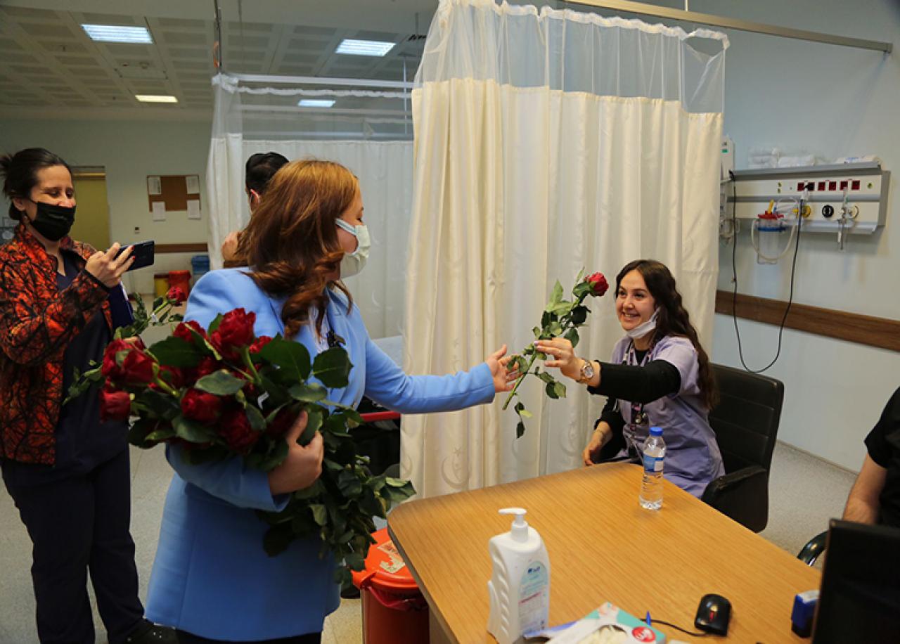Başkan Yazıcı’dan Tuzla Devlet Hastanesi’ndeki Annelere Sürpriz