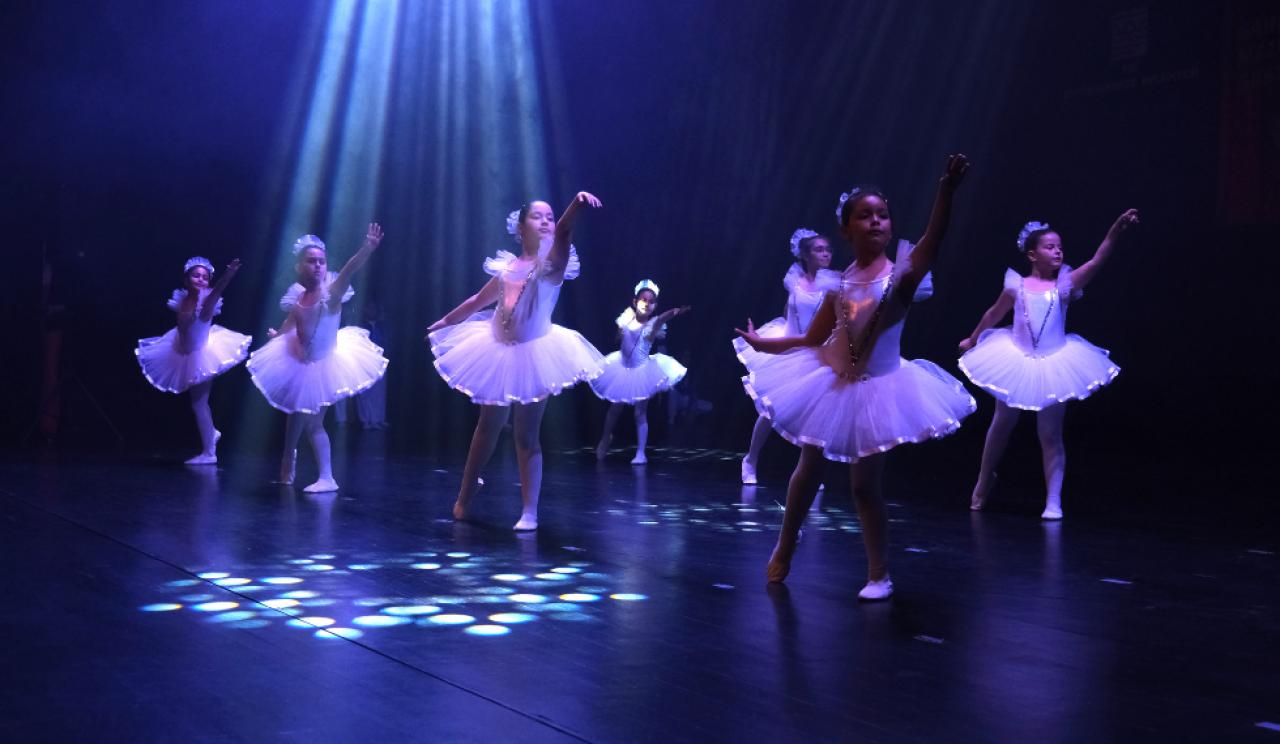 Sahne Sanatları öğrencilerinin mezuniyet törenleri nefesleri kesti