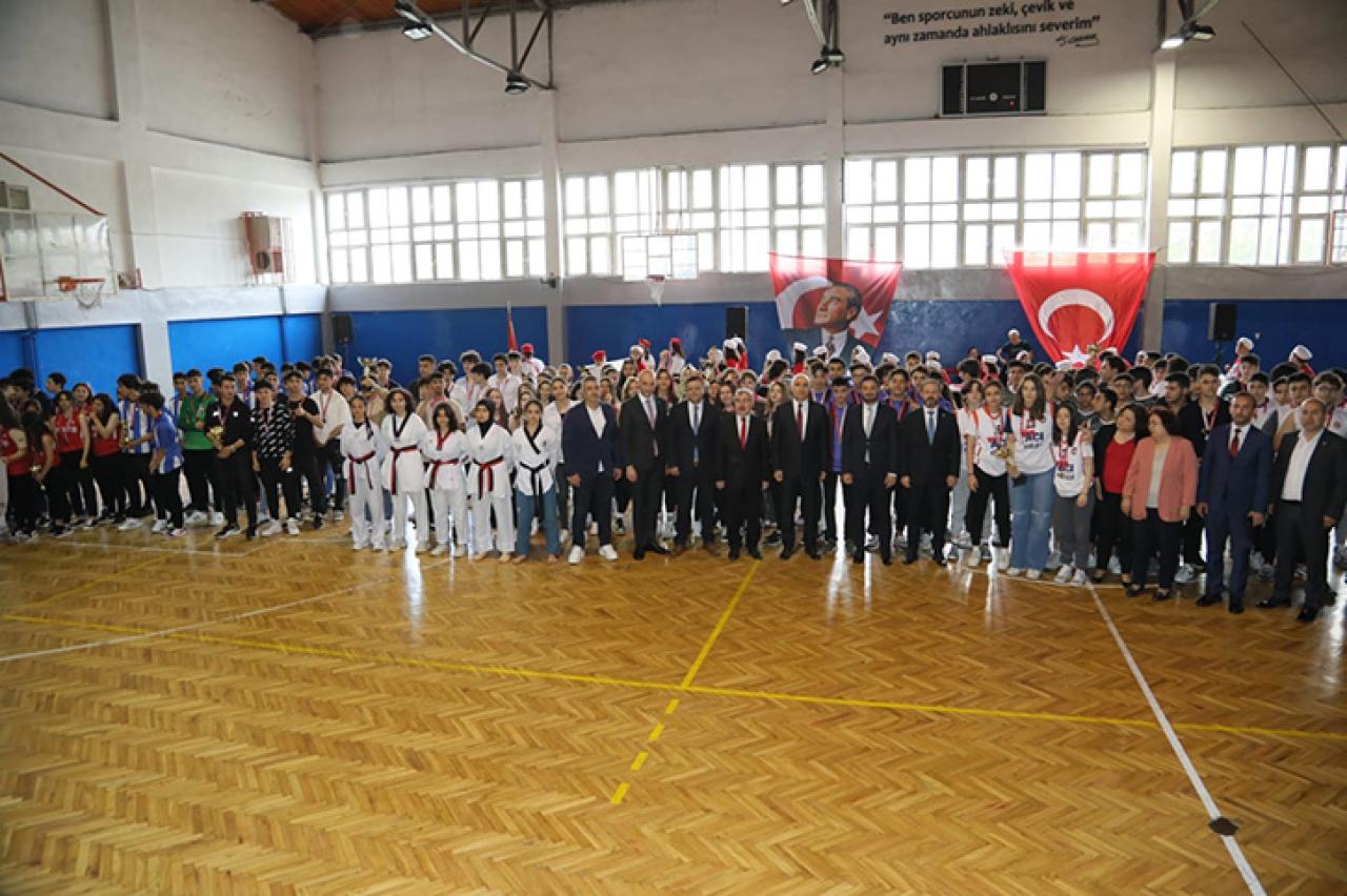 KAĞITHANE’DE 19 MAYIS COŞKUYLA KUTLANDI