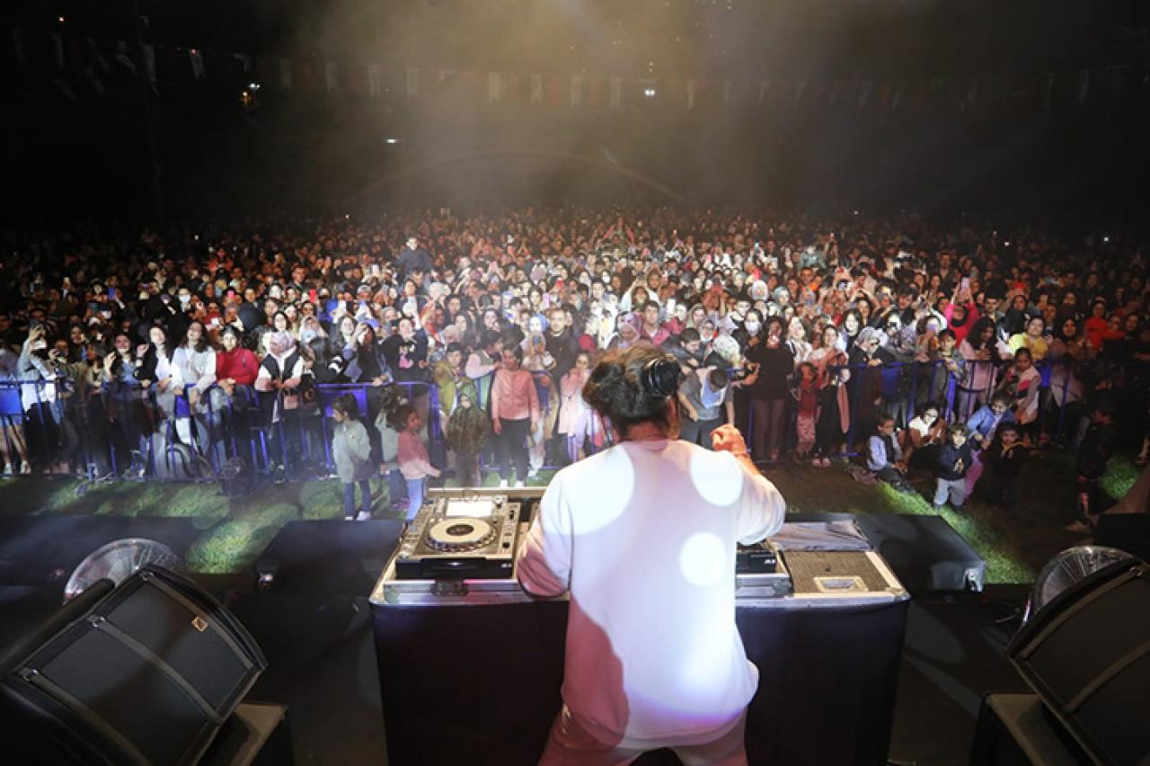 GENÇLER HASBAHÇE'DE COŞTU