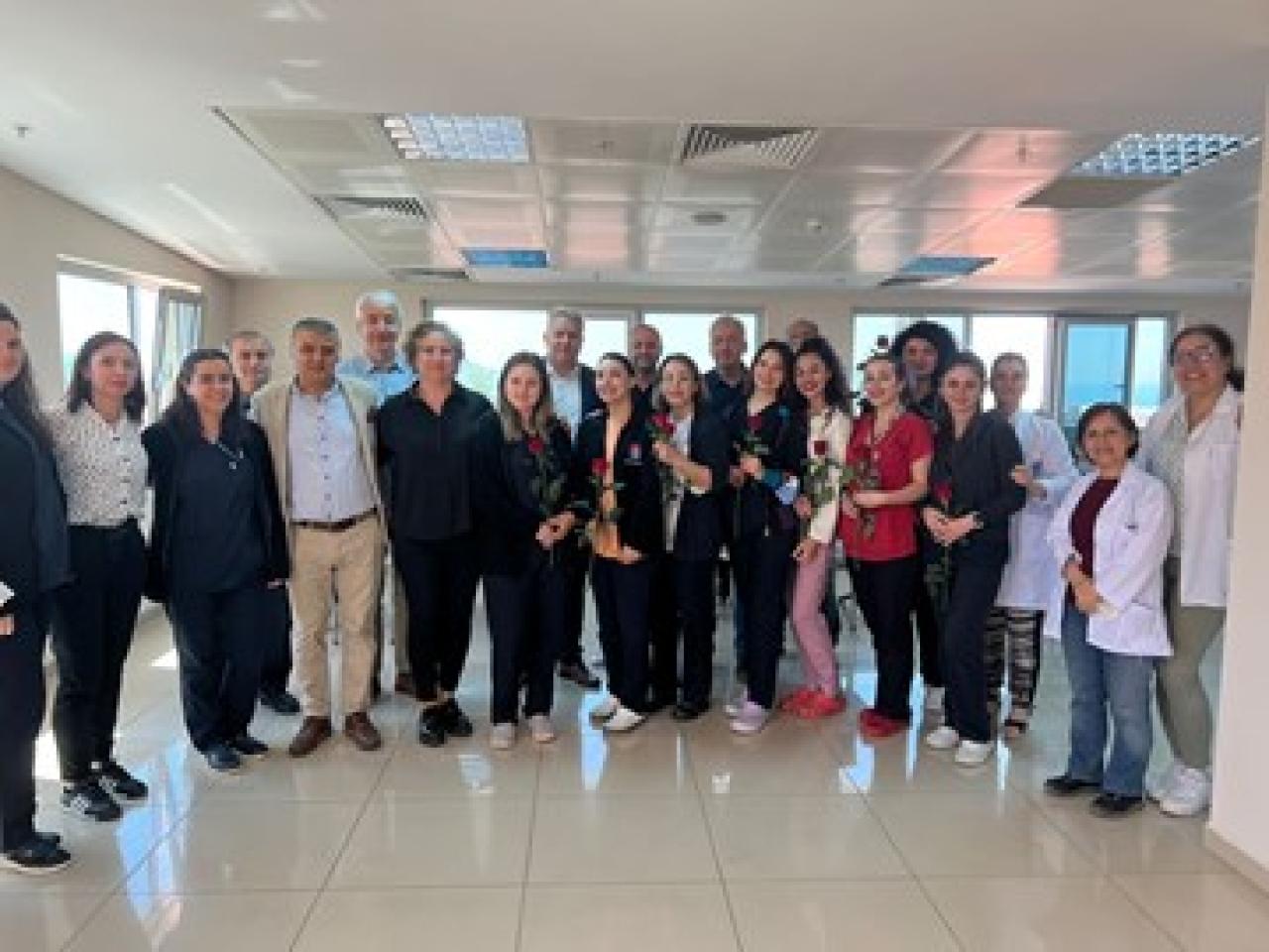 Hemşireler Haftası için kırmızı gül  