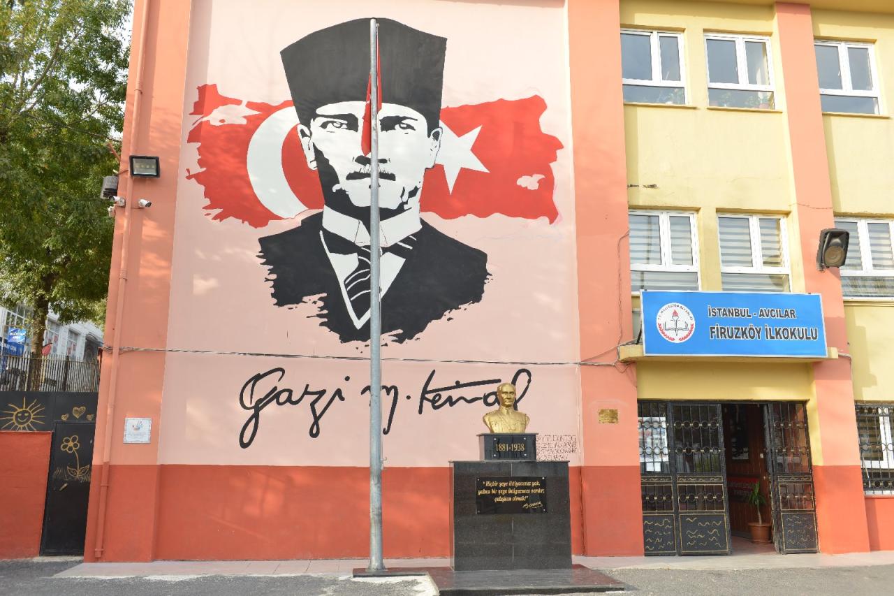 ATATÜRK SEVGİSİNİ OKUL DUVARINA İŞLEDİLER