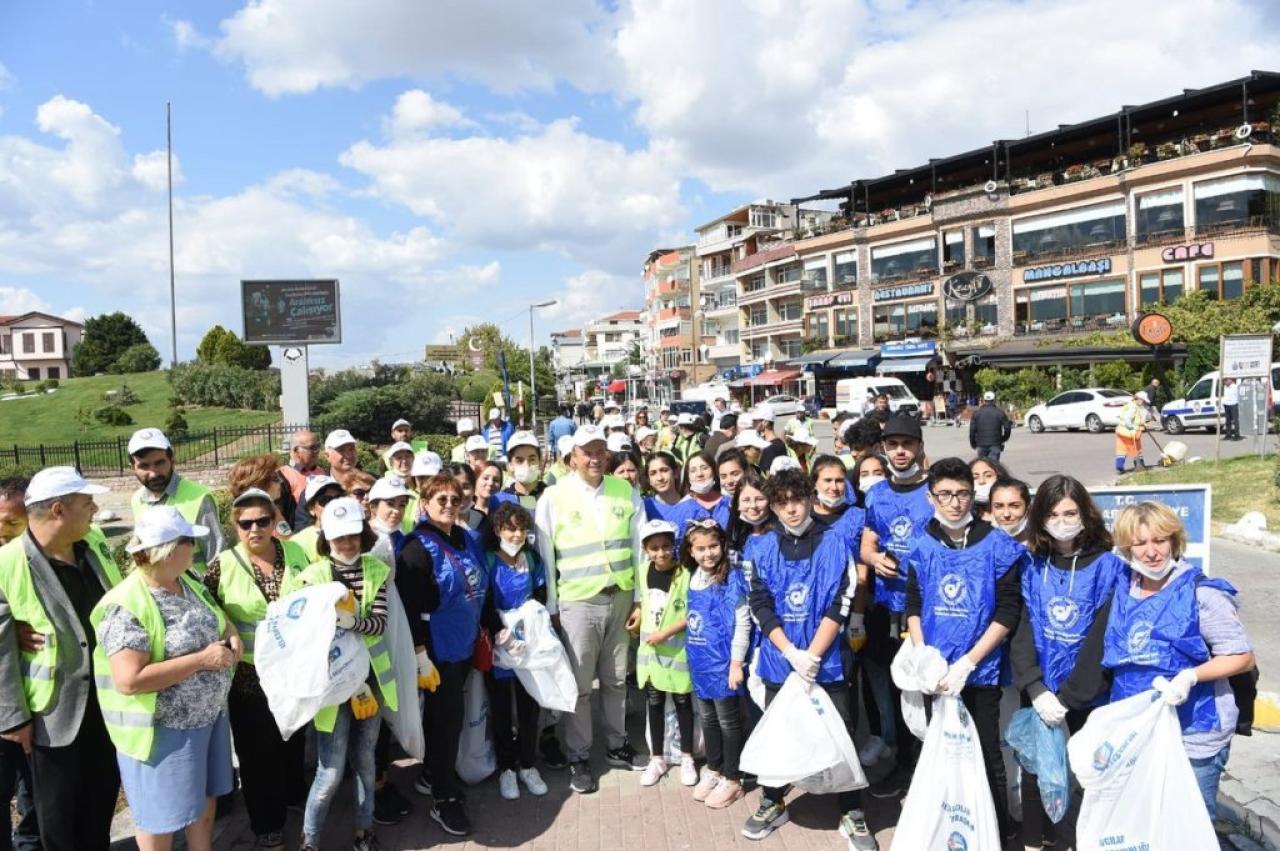 Başkan Hançerli Avcılar Sahilinde Çöp Topladı