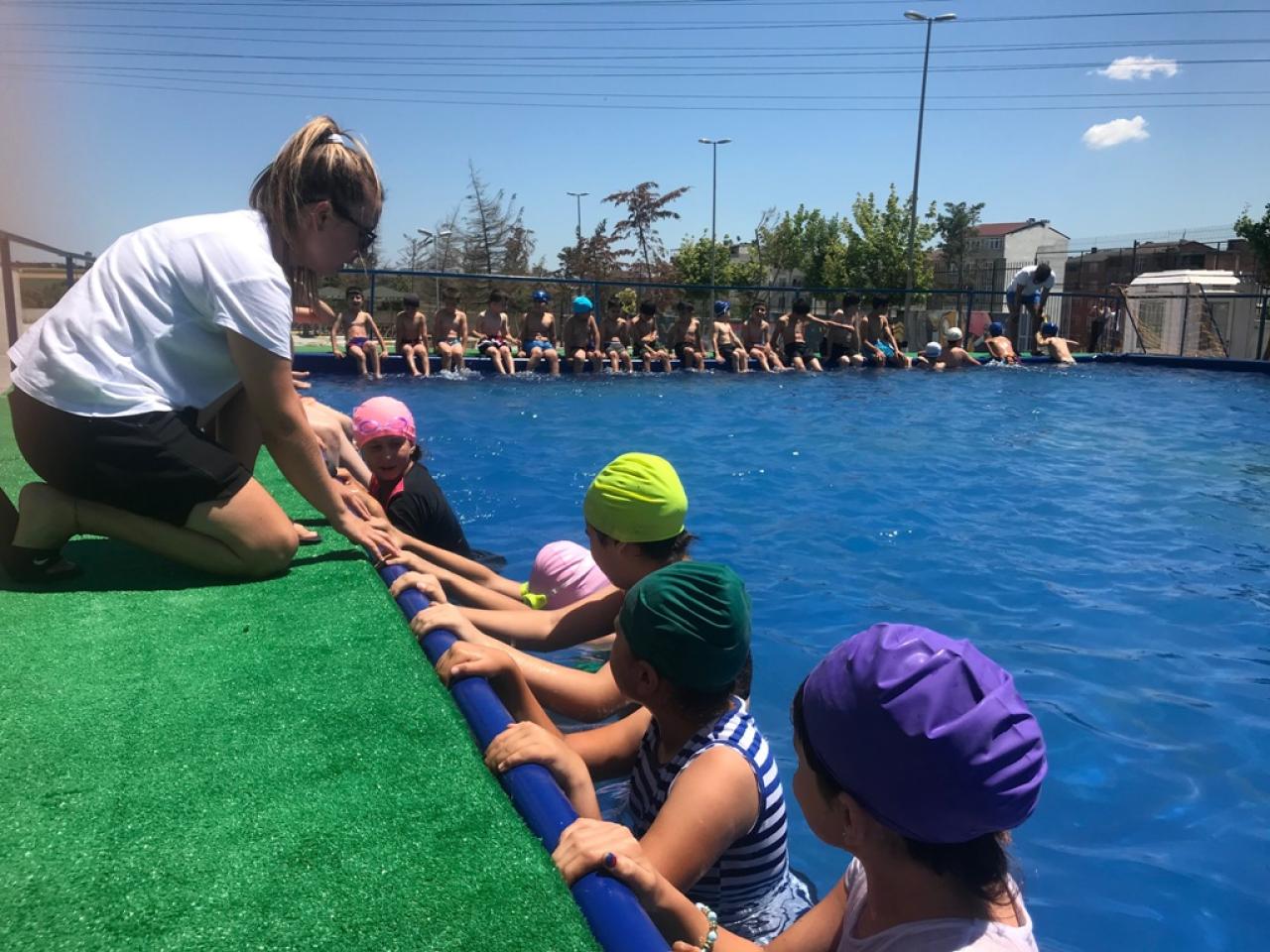 Avcılar’da Bir İlk Daha: Okul Bahçesinde Havuz Keyfi