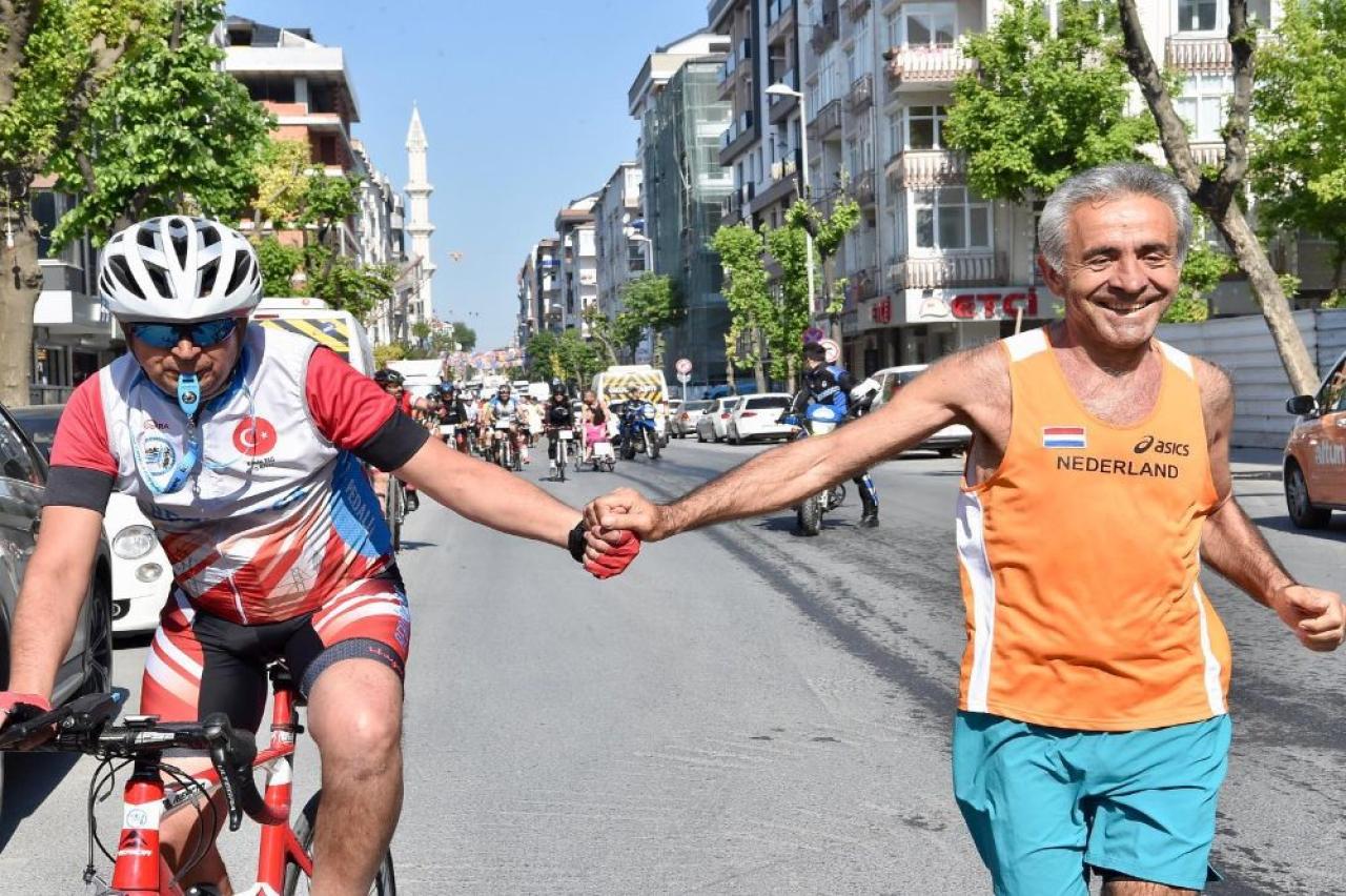 İklim krizine farkındalık oluşturmak için pedal çevirdiler, koştular, yüzdüler