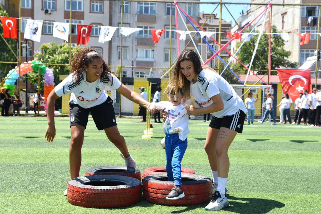 Engelliler Survivor Yarışmasında BJK Kadın Futbol Takımı ile Buluştu