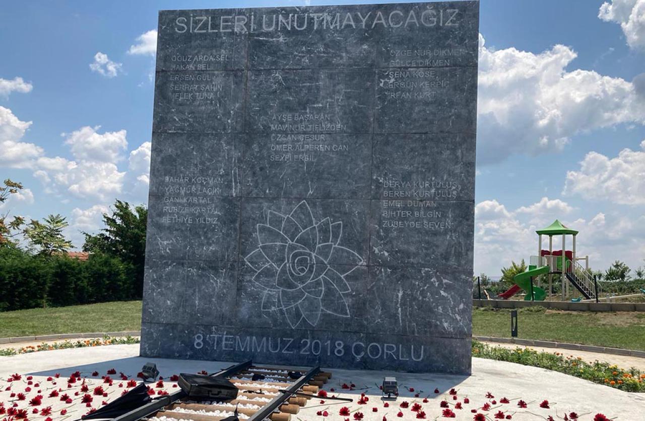 ÇORLU TREN FACİASINDA HAYATINI KAYBEDENLER ANISINA ANIT