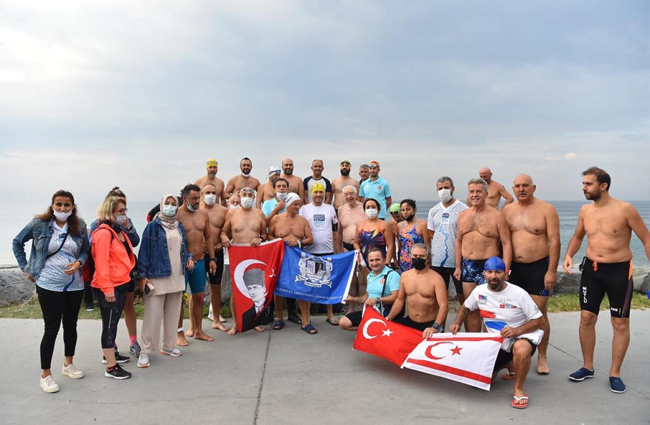 HANÇERLİ, DÜNYACA ÜNLÜ YÜZÜCÜ MİCHAEL READ İLE AVCILAR’DA YÜZDÜ